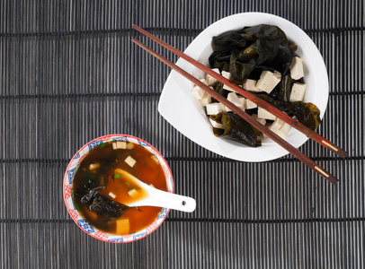Sopa 味噌汤是一种传统的日本汤。味噌膏豆腐裙带菜海藻是主要成份