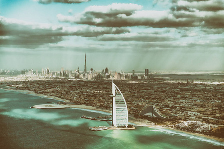 惊人的空中迪拜地平线从直升机。城市景观和海岸线