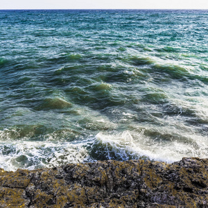 地中海沿岸清澈的海水冲刷着塞浦路斯岛的岩石海岸