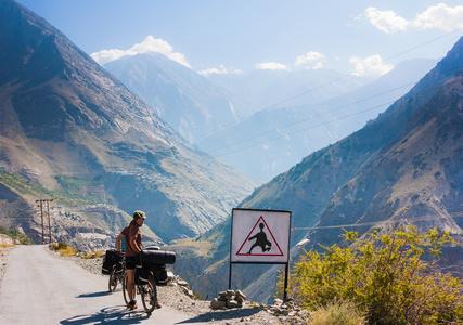 自行车骑在奇妙的风景山道路，查谟和克什米尔邦，印度北部