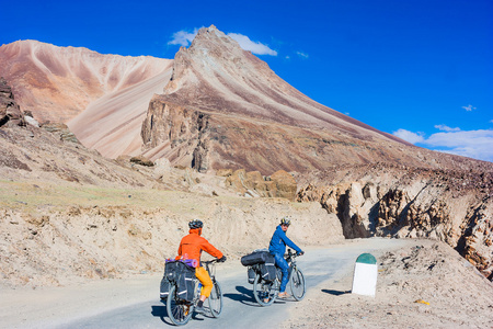 站在山区道路上的年轻车手。印度北部喜马拉雅山，查谟和克什米尔邦