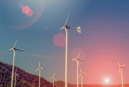 风力涡轮机为替代能源, 在背景天空和山脉。与日落轻的口气