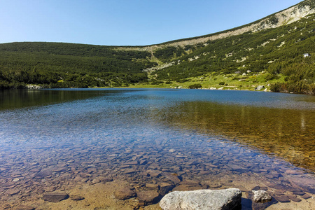 皮林山 Bezbog 湖的全景视图