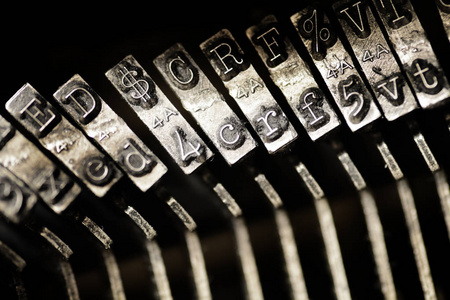 老式旧打字机键和字符