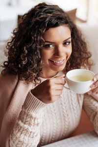 迷人的非洲裔美国女人享受那杯茶
