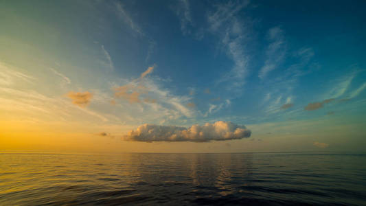 在海洋上的马尔代夫云
