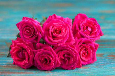 粉红玫瑰的绿松石背景图片
