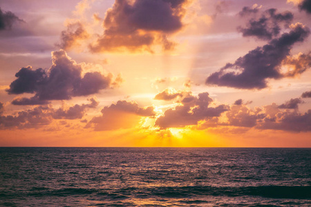 明亮多彩的日落在海面上, 美丽的风景