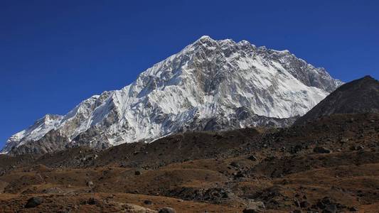 在喜马拉雅山脉的高山山努