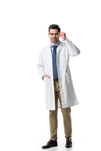 戴眼镜的英俊的医生穿着白色的大衣被隔离在白色