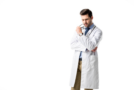 体贴的医生穿着白色的大衣与听诊器隔离白色