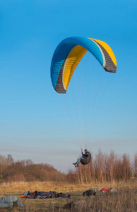 为了在滑翔伞上飞行, 在汽车滑翔伞上从事运动, 滑翔喜欢飞行。