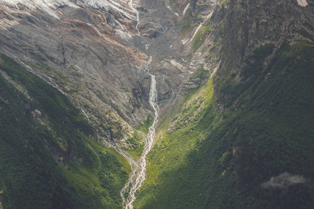 山区河流夏季特大雨后