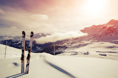 滑雪板在高山上的雪