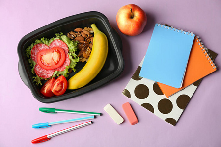 午餐盒与食品和文具