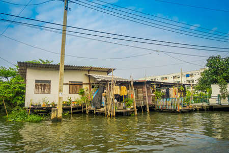 在湄南河上浮动的可怜的房子。泰国曼谷