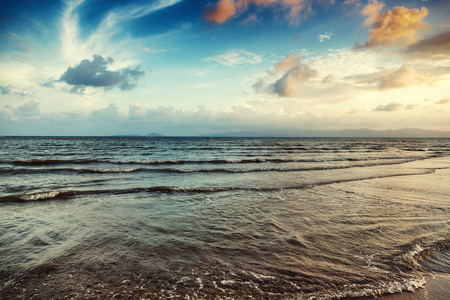 美丽的海景。在热带的海边日落