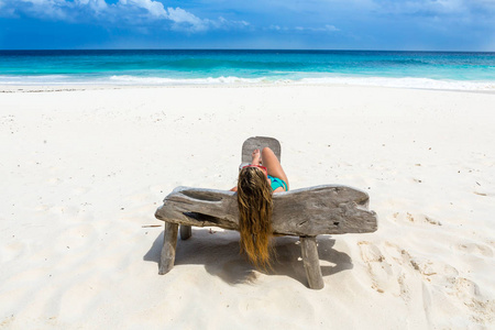 塞舌尔的天堂海滩。妇女的背部欣赏海的看法