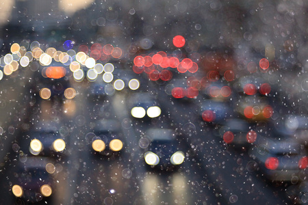 模糊的城市背景灯和冬天的雪