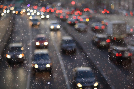 在城市的雪在夜交通路