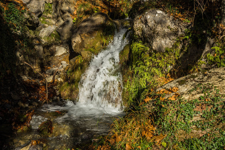 风景秀丽的山秋季景观河与 watergfalls，P