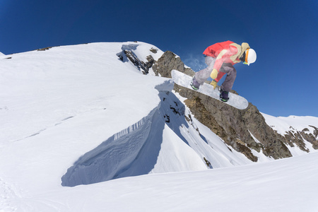 在山上飞滑雪板