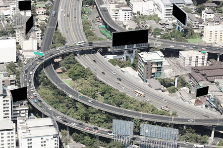 曼谷公路和现代建筑鸟瞰图