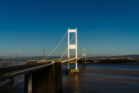年长的塞文河穿越，吊桥连接威尔士无线