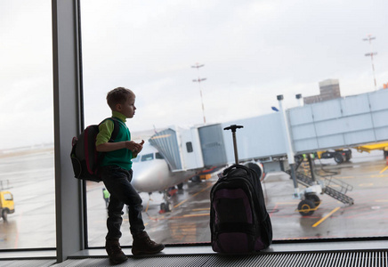 行李箱在机场等候的小男孩