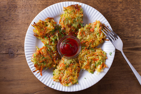 土豆西葫芦和胡萝卜煎饼。蔬菜馅饼, latkes, draniki。蔬菜蛋糕。从上面查看, 顶部