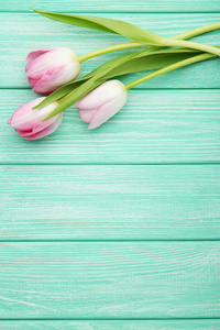 薄荷木桌上的粉红色郁金香花束