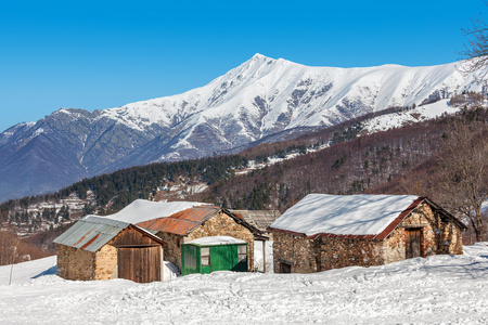 农村房屋和在意大利皮埃蒙特的雪山
