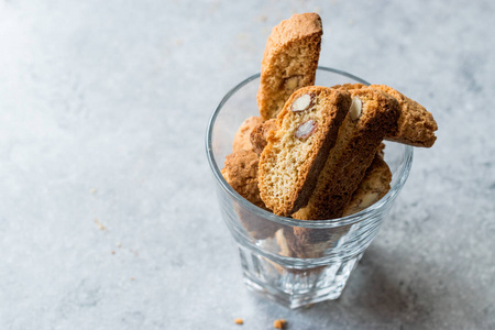 饼干Cantuccini 饼干与杏仁在玻璃上供应