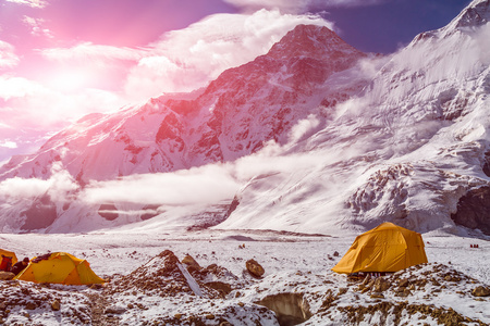 高海拔山地和橙色帐篷