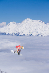 在山上飞滑雪板