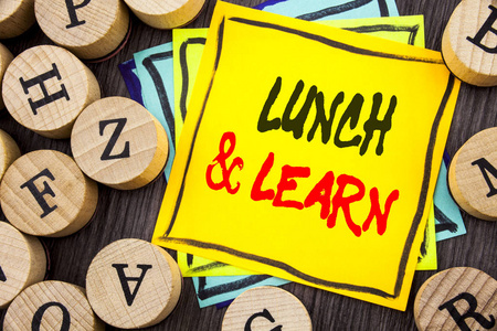 手写公告文本显示午餐和学习。商务照片展示演示培训板课程写在木 abckground 与字母