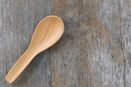 棕色的旧木桌上的木勺子