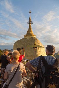 游客在金岩石，宝塔 缅甸