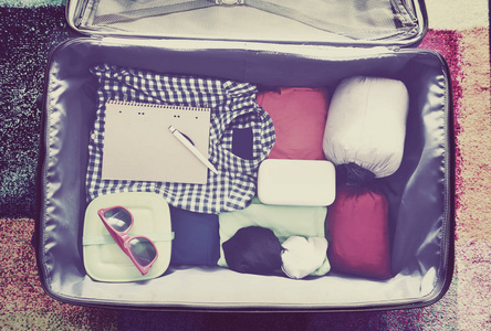 旅行在手提箱里的配件。复古色调