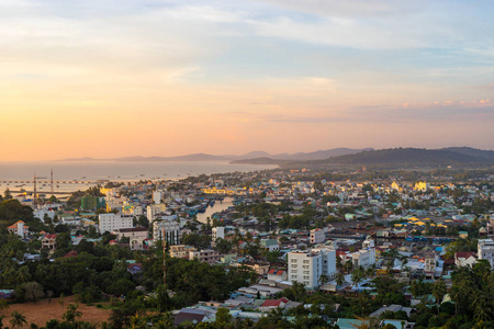 越南富国岛日落时分的平阳镇风景鸟瞰图