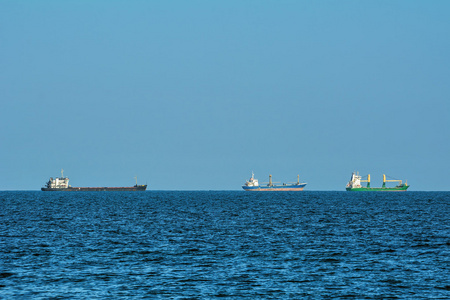 三艘船在地平线上