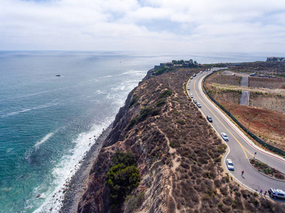 美国加利福尼亚州的丹娜点海岸线和公路鸟瞰图