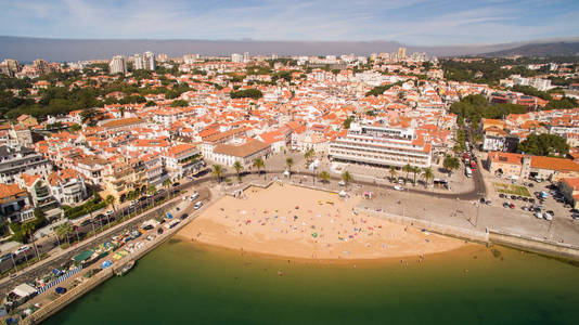 人们在葡萄牙卡斯卡伊斯鸟瞰美丽的海滩上放松