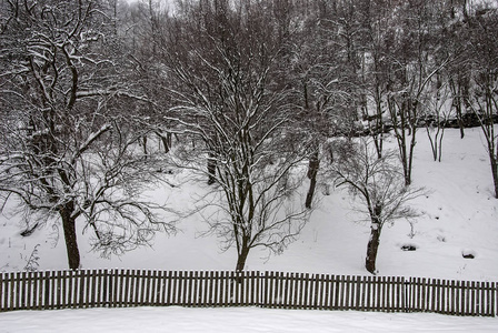 在农村山区村庄的冬景图片