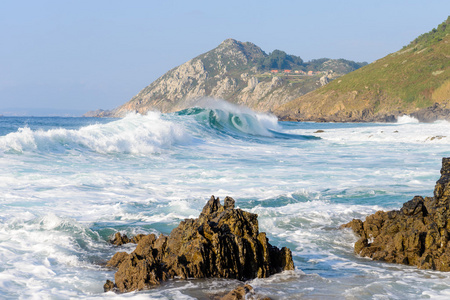 在海洋上冲浪