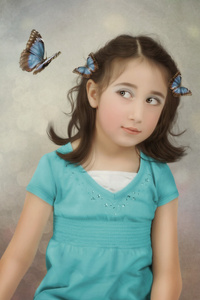 小女孩和蝴蝶