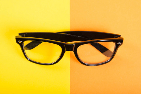 一副黑眼镜, 黄色和橙色背景