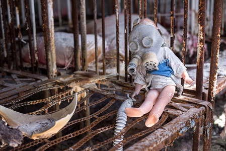 破碎的娃娃在切尔诺贝利和普里皮亚季学校和幼儿园。在核电厂灾难后离开。禁区, 乌克兰