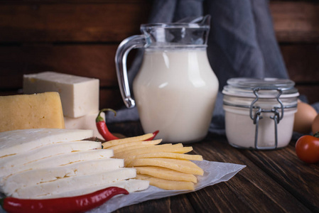 农民食品产品 牛奶奶油奶酪鸡蛋平房黄油。质朴的构图。有机食品概念