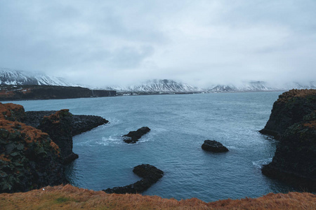 美丽的风景与风景海湾和岩石山在雪, 冰岛